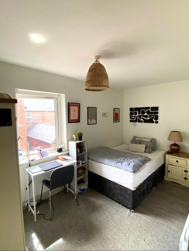 Photo 1: Double bedroom with study area