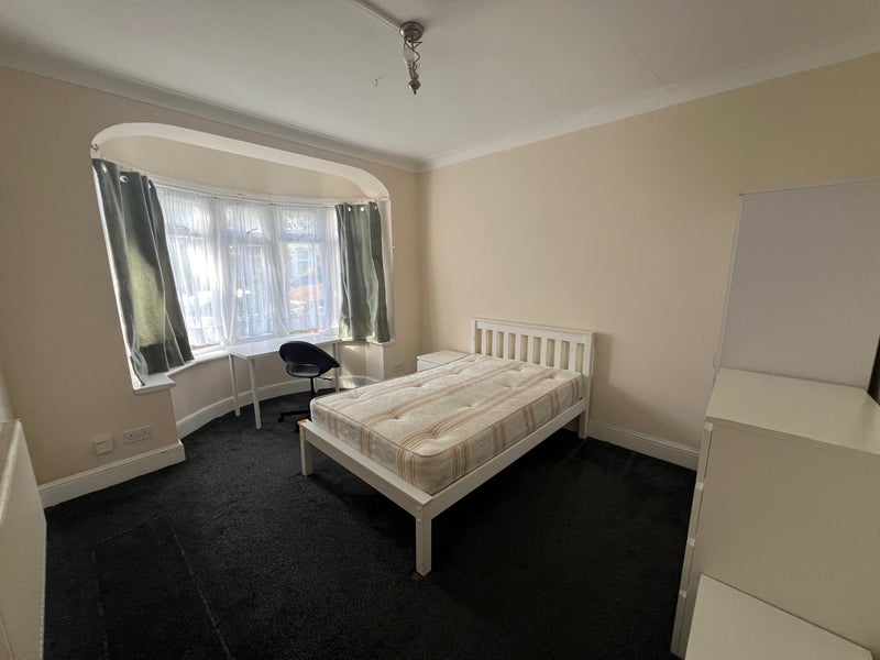Photo 1: Room 1