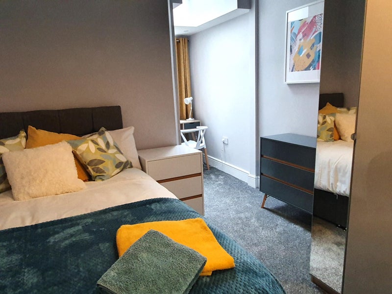 Photo 1: Room 2 