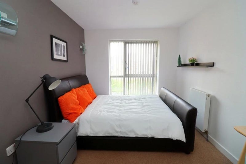Photo 1: Room 1: £320 per week - En-suite Double room single use - £1,386 per month