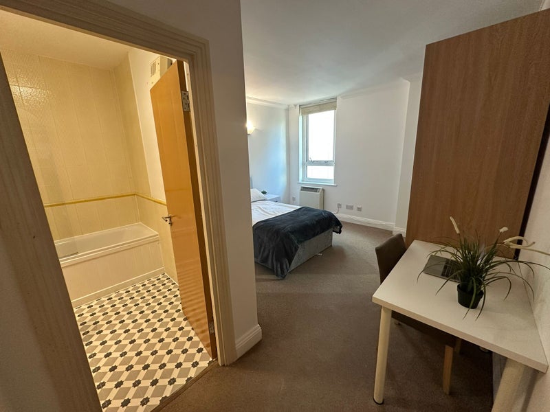 Photo 1: Ensuite double room