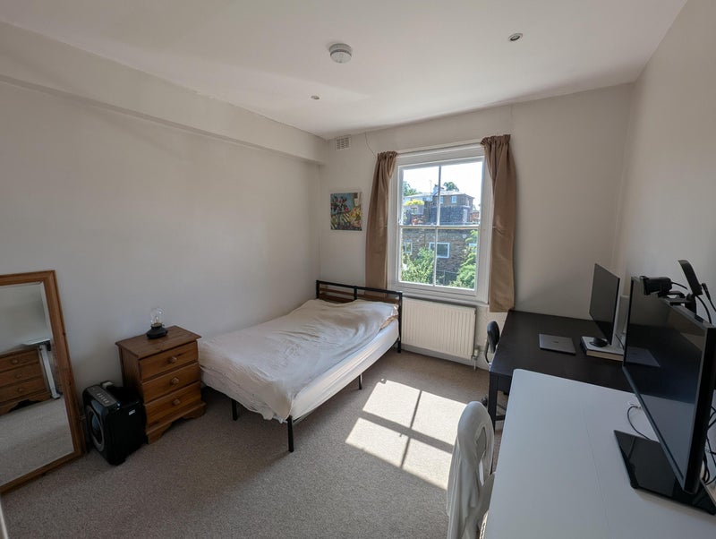 Photo 1: Room on offer