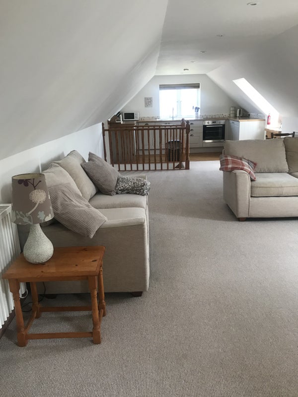 Photo 1: Lounge