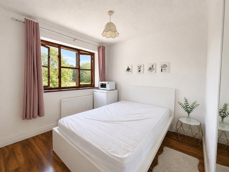 Photo 1: Lovely bedroom with upstairs bathroom access
