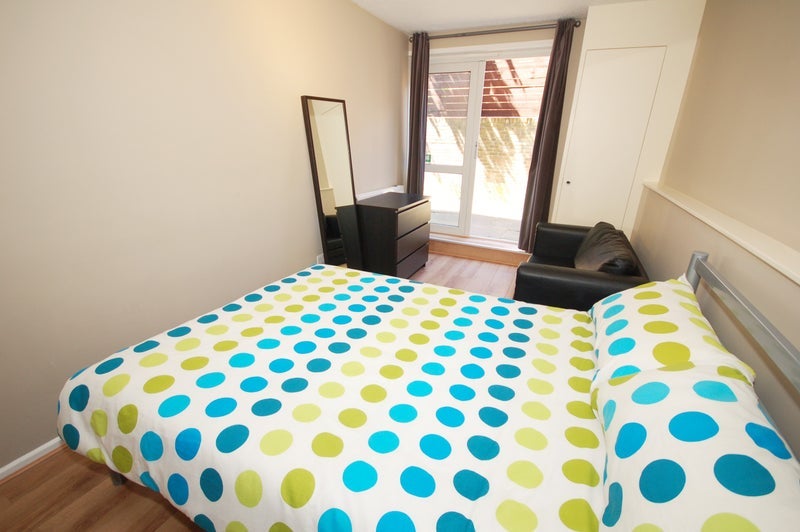 Photo 1: Room 3 - £900 Available from 27/04/2026