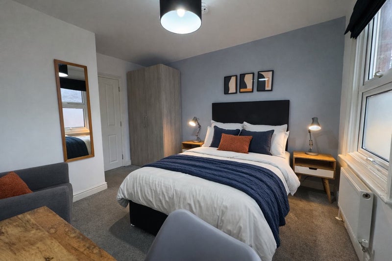 Photo 1: Room 5 (Available 29/07)