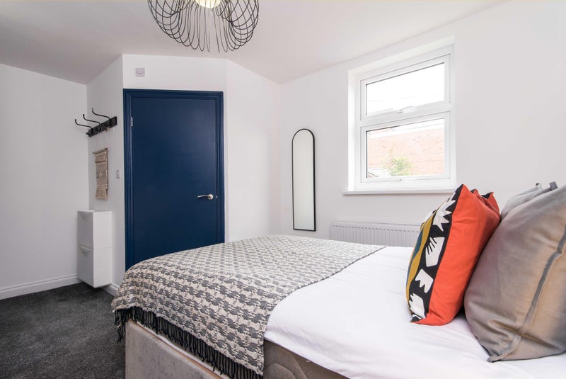 Photo 1: Room 3 Spacious En Suite 