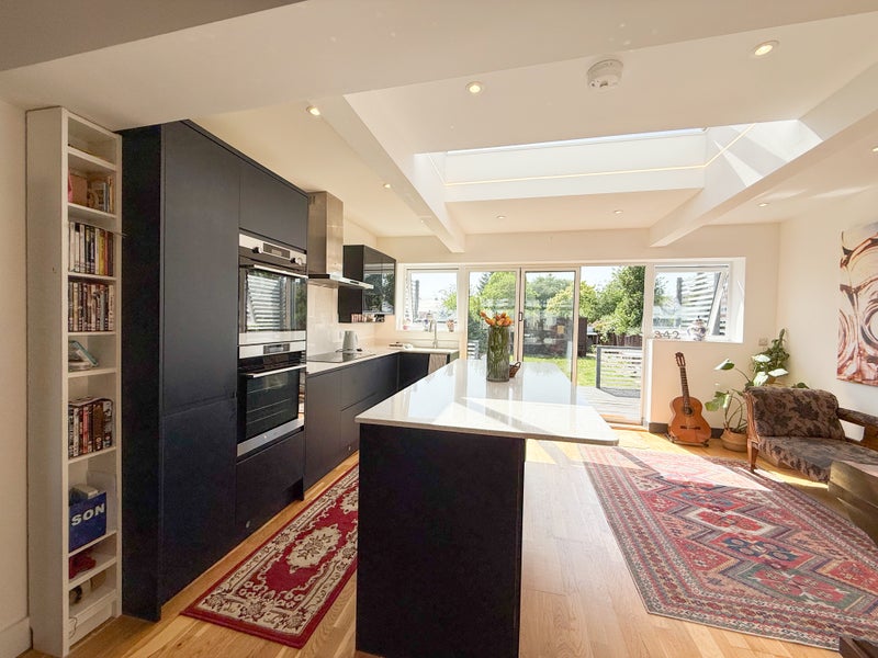 Photo 1: Kitchen/ Lounge