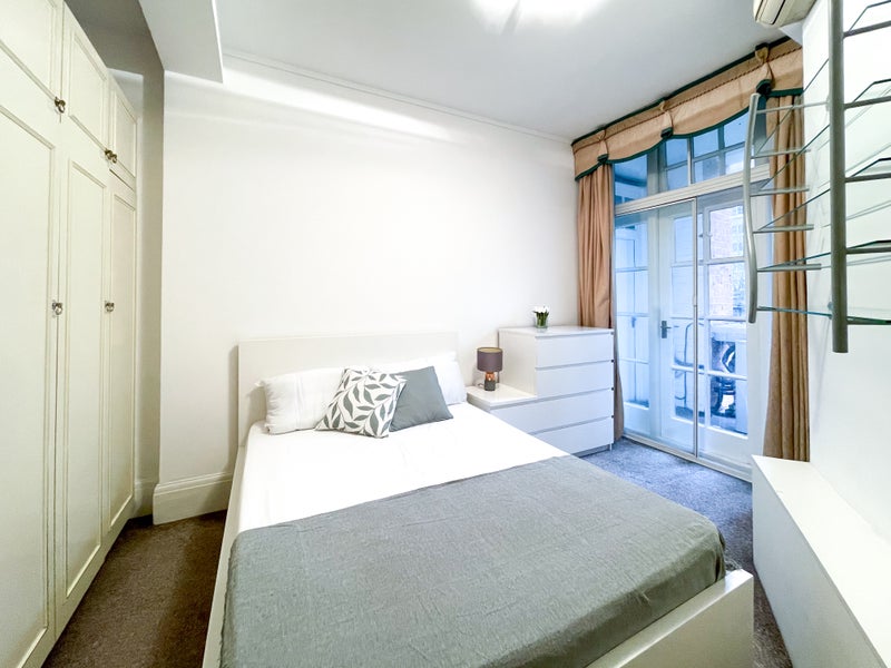 Photo 1: Bedroom