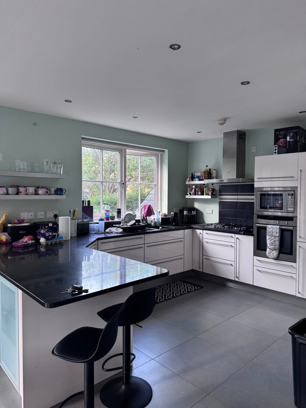 Photo 1: Kitchen 