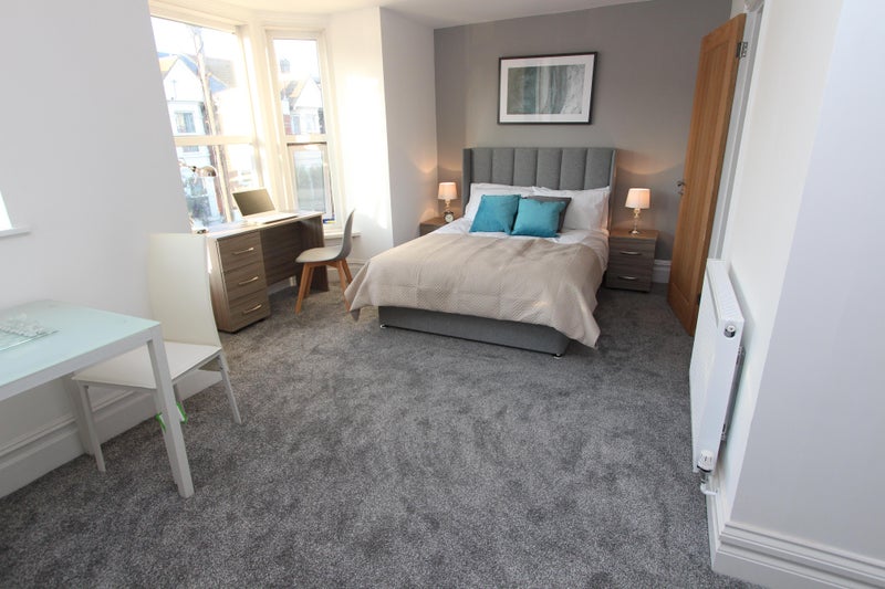 Photo 1: Room 5