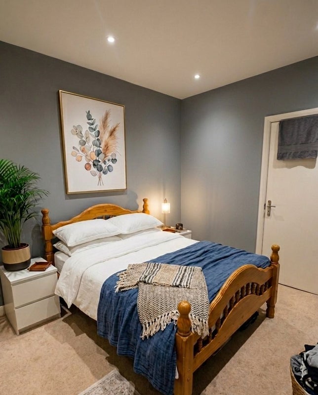 Photo 1: Bedroom