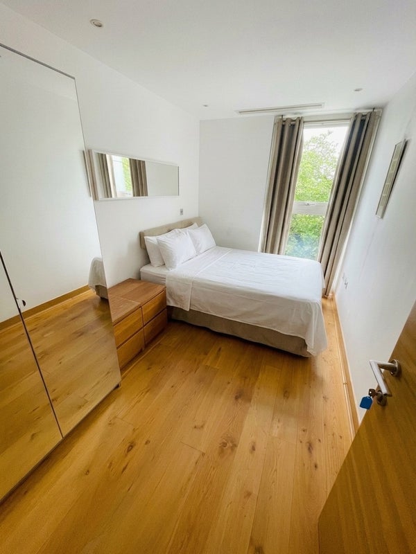 Photo 1: Double Bedroom