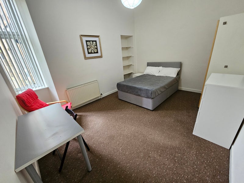 Photo 1: Room 4