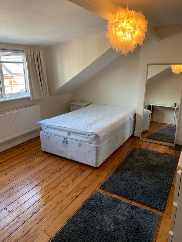 Photo 1: Bedroom