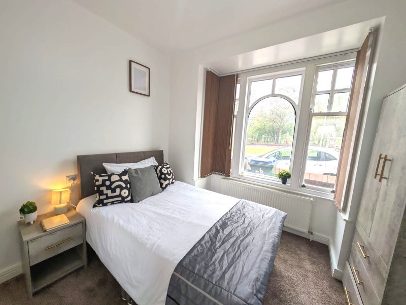 Photo 1: Room 1 En Suite