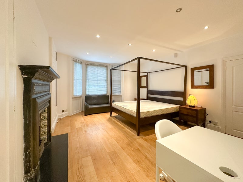 Photo 1: Room 1