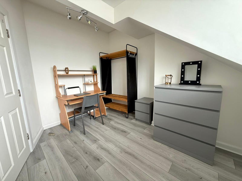 Photo 1: Room 4