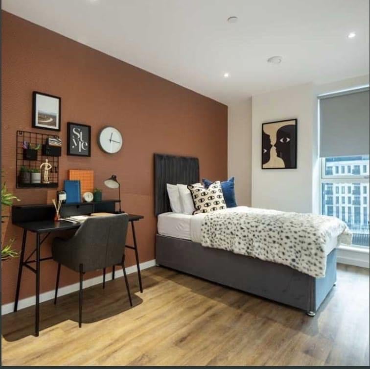 Photo 1: Double bed