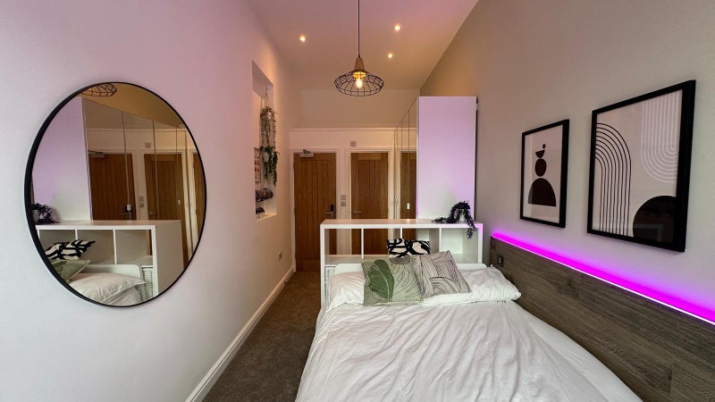 Photo 1: Fully furnished big & stylish double room lots of space