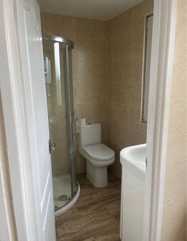 Photo 1: En-suite bathroom 