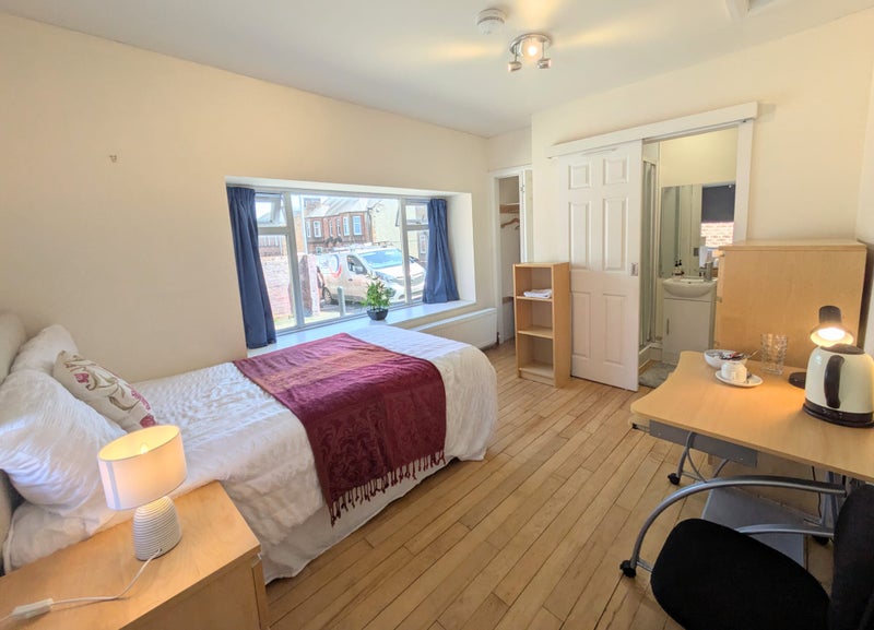 Photo 1: Room 1 - ground floor ensuite double - £695/mo