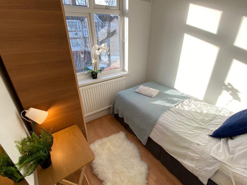 Photo 1: Room 5- £635 Available Now