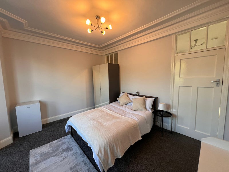 Photo 1: MASSIVE ROOM £230.00 PER WEEK ALL BILLS INCLUDED. 
