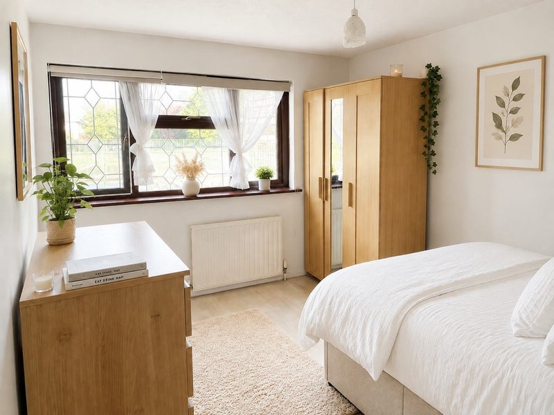 Photo 1: lovely huge double bedroom