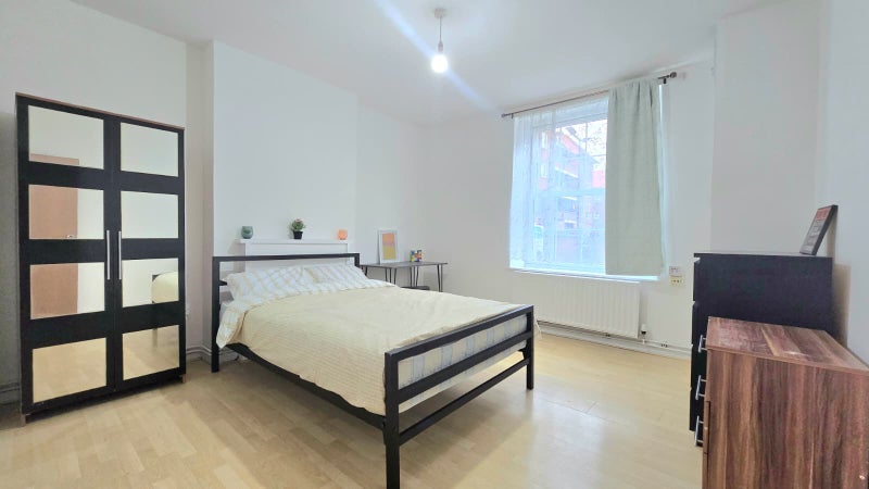 Photo 1: R2 £210pw from 20th June 2026