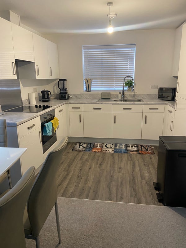 Photo 1: Kitchen 