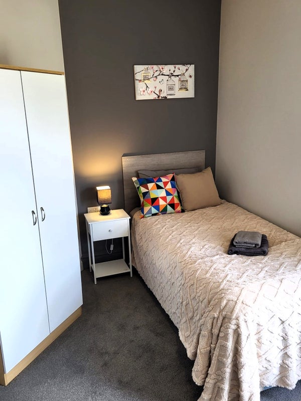 Photo 1: Room 6