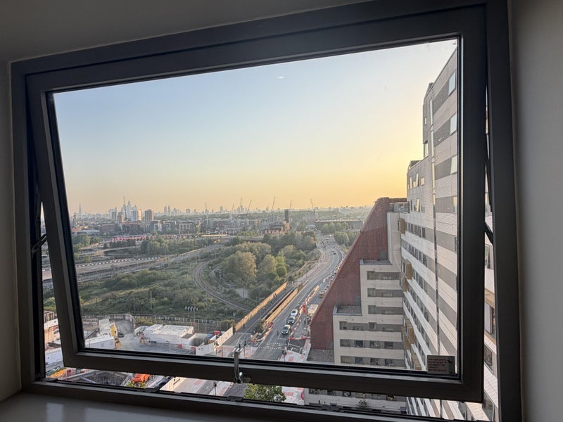 Photo 1: View from the room over London skyline and Olympic park 