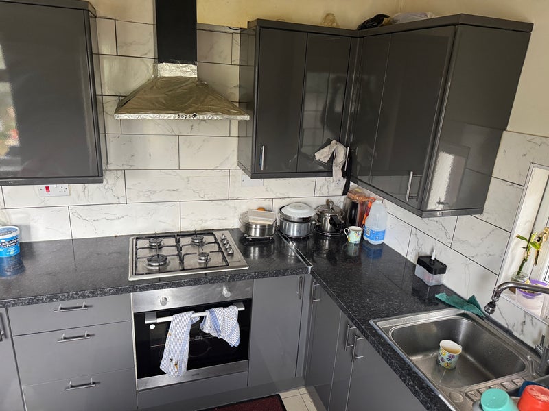 Photo 1: Kitchen area 