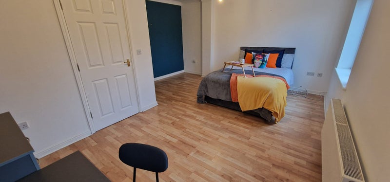 Photo 1: Large Room 1