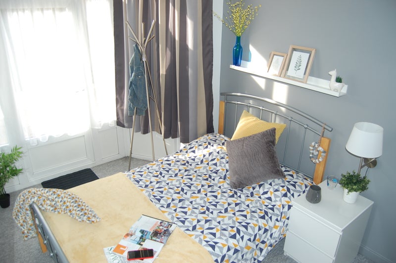 Photo 1: Room 2 En Suite