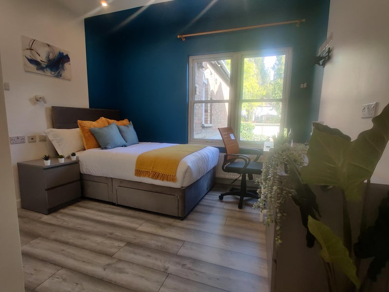 Photo 1: Bedroom