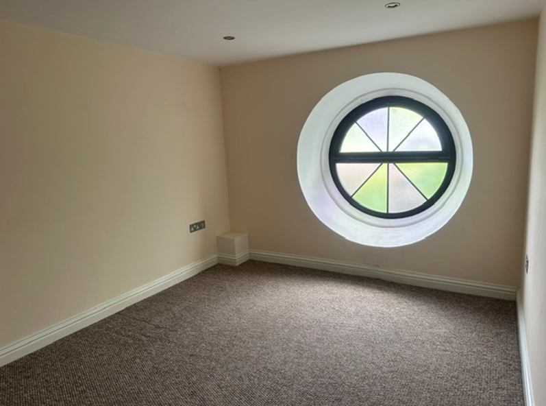Photo 1: Room available 