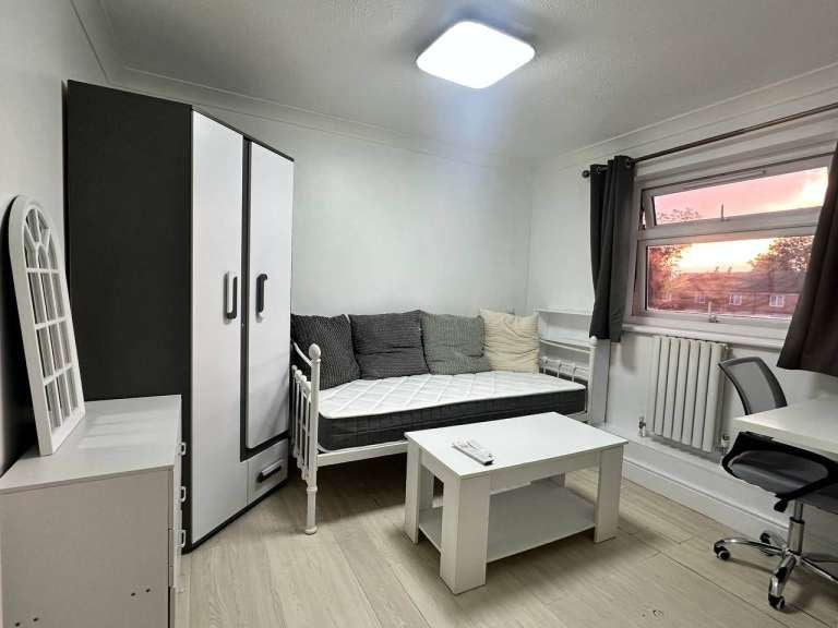 Photo 1: Studio Room