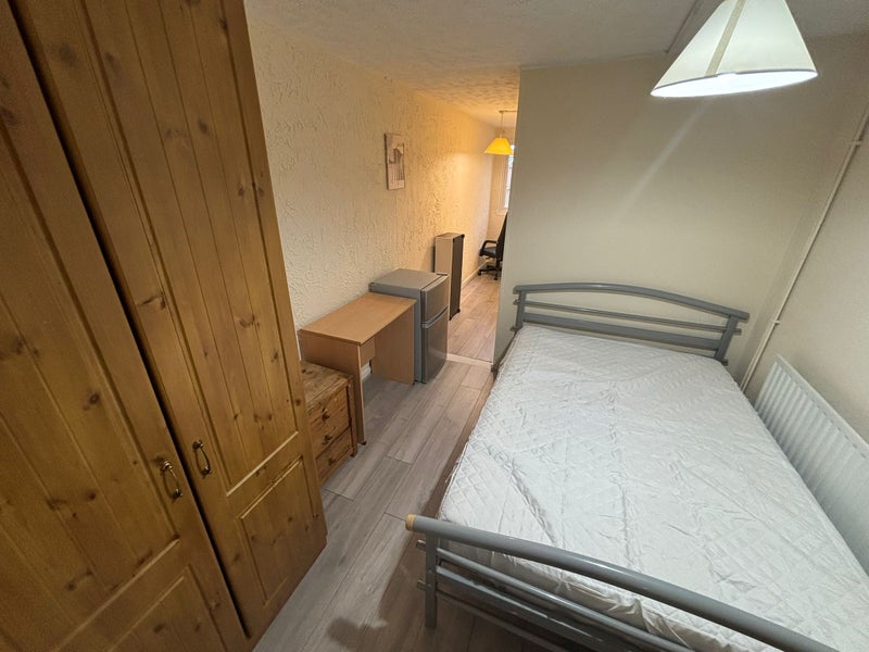 Photo 1: Room 6