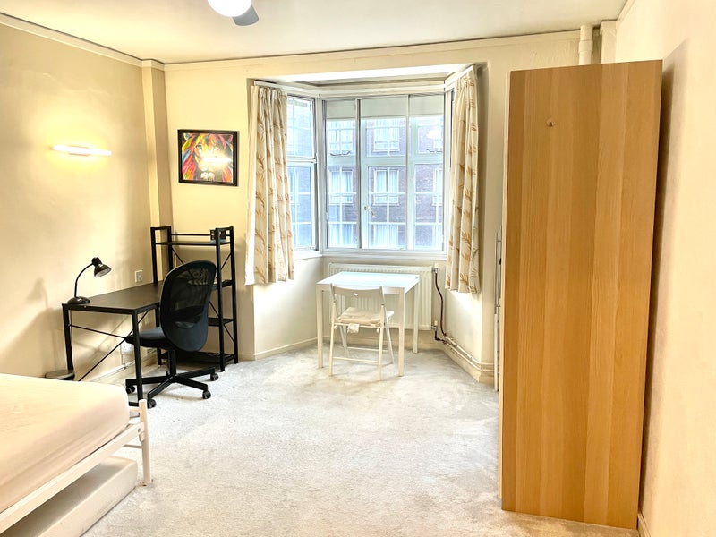 Photo 1: Bright and spacious bedroom/living room