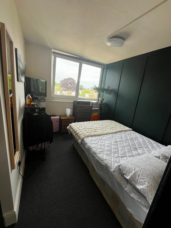 Photo 1: Bedroom