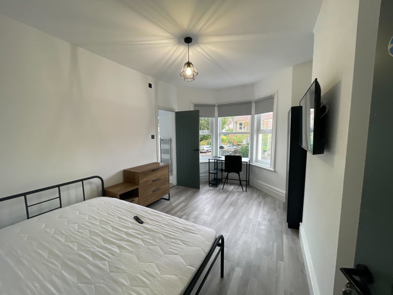 Photo 1: En-suite at £875pcm