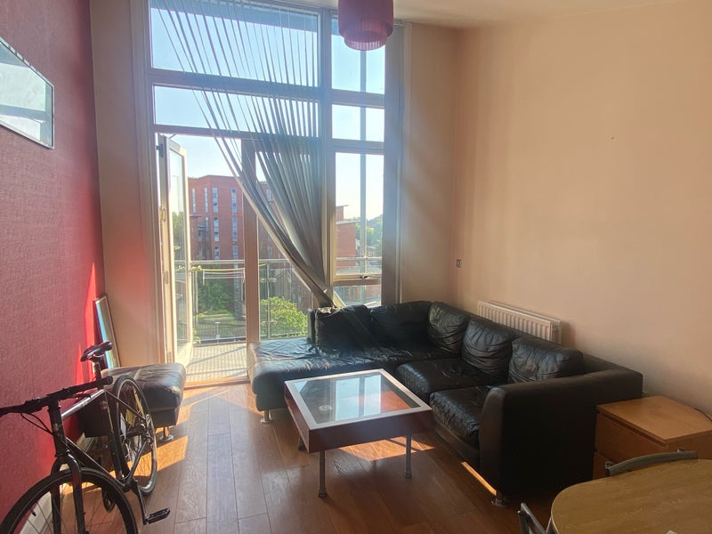 Photo 1: Bright Spacious Living Room