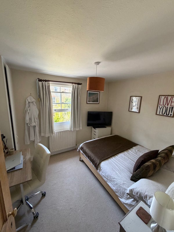 Photo 1: Bedroom