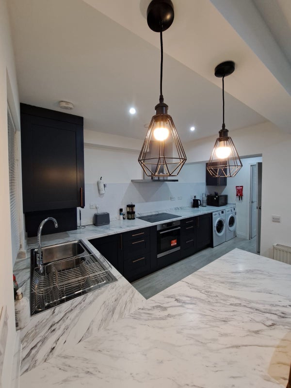 Photo 1: Fully equipped 3 bedroom house for professionals and students 