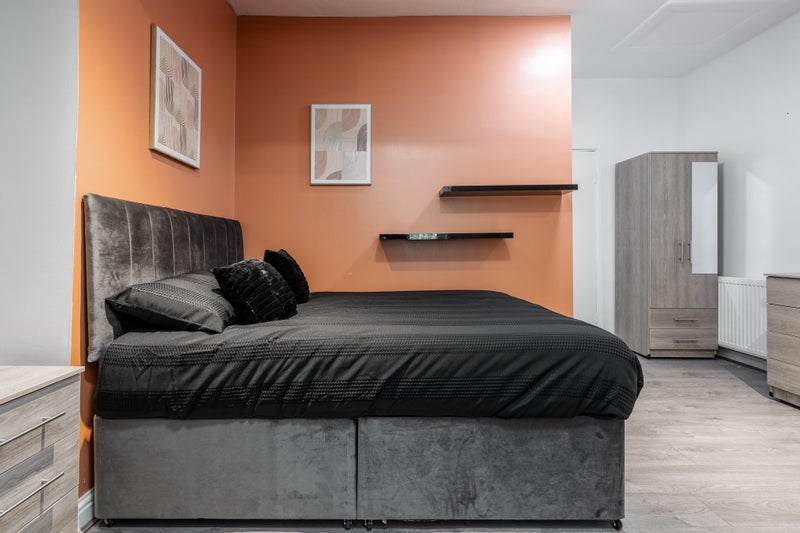 Photo 1: Room 4