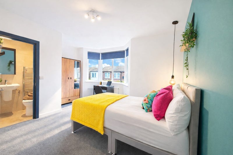 Photo 1: Large, well-lit, spacious en-suite room