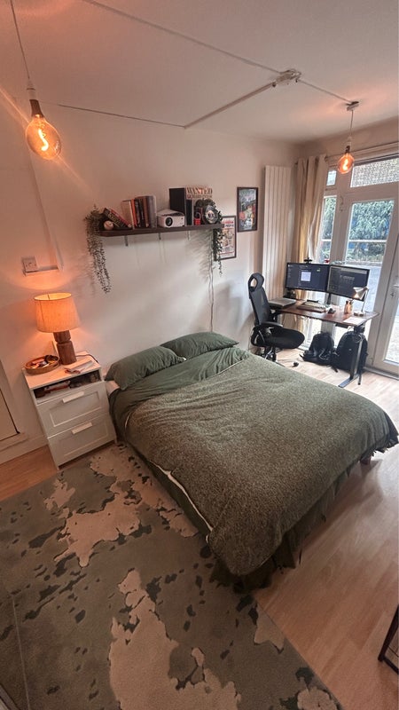 Photo 1: Bedroom