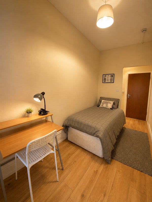 Photo 1: Spacious single room £180.00 per week all bills included.